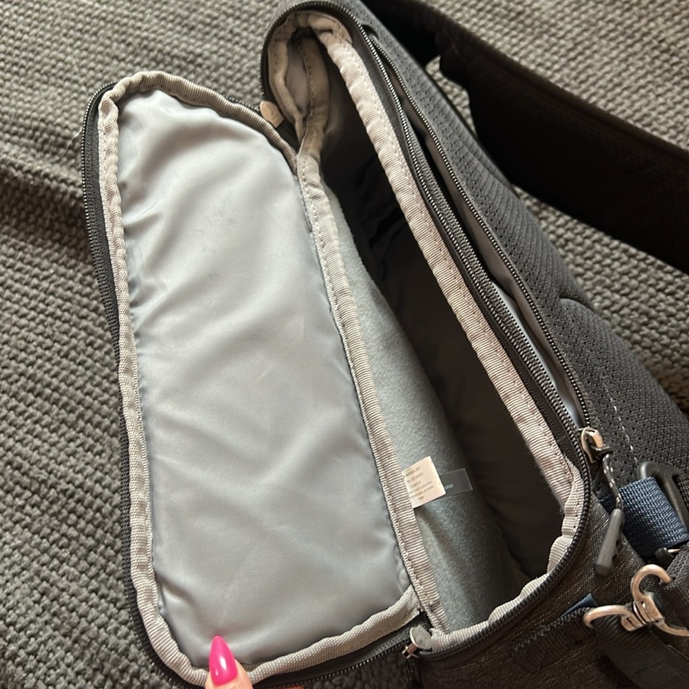 Think Tank Photo Urban Access 8 Sling Camera Bag in Black - Picture 4 of 8